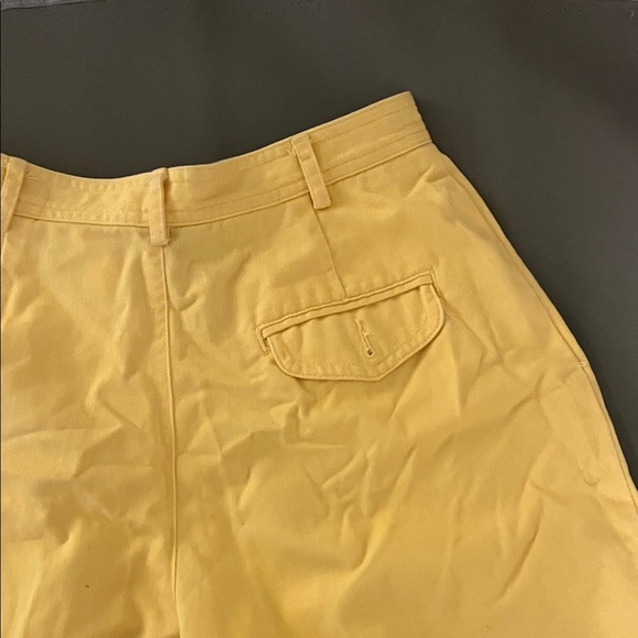 Liz Claiborne Petite Yellow Pleated Casual Shorts Size 6 - Picture 5 of 6